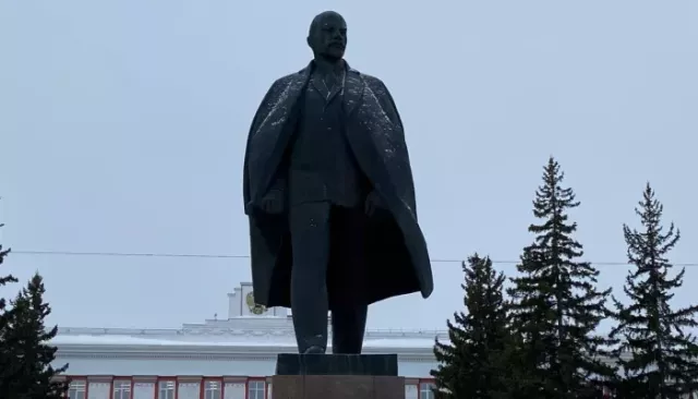 В сжатые сроки: как будут ремонтировать главный памятник Ленину в Барнауле. Фото - Толк, 20.03.2026