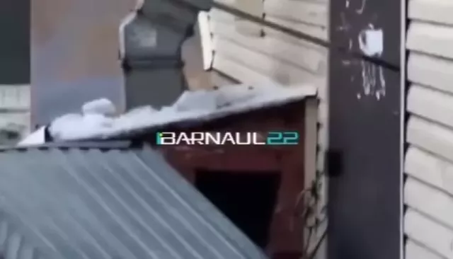 Козырек подъезда в Барнауле сломало ледяной глыбой - Толк, 29.03.2026