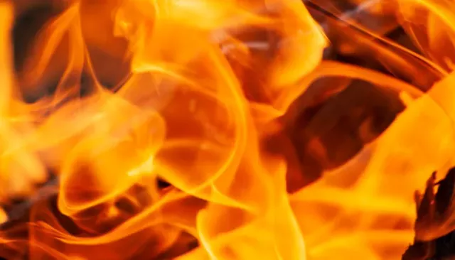 Производственное здание загорелось на ул. Трактовой в Барнауле - Толк, 02.04.2026