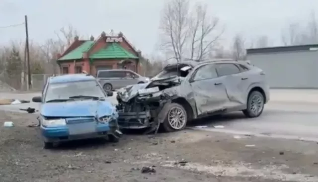 Авария с Mercedes в Бийске унесла жизнь молодой женщины - Толк, 07.04.2026