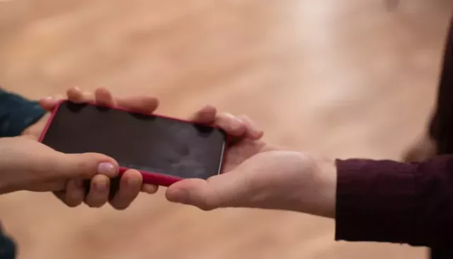 Что за предупреждения стали приходить на телефоны россиянам - Толк, 15.04.2026