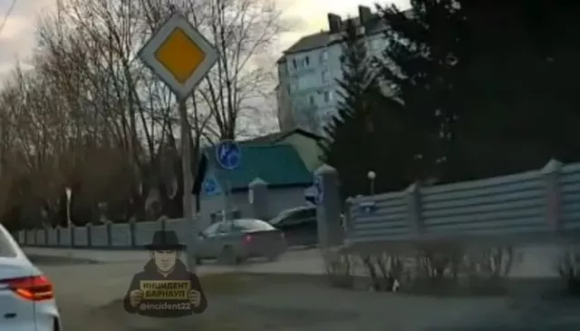 Маневр не удался: в Барнауле водитель объезжал пробку по тротуару и врезался в Lexus - Толк, 15.04.2026
