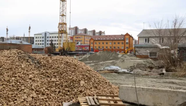 Кран, вода и котлован: в центре Барнаула ожила площадка под большой дом с "огоньком" - Толк, 15.04.2026