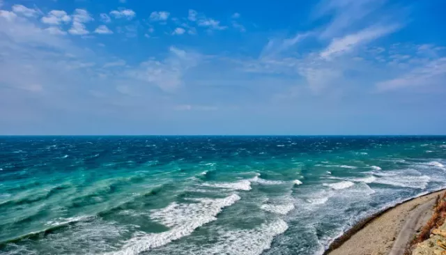 Жители Анапы услышали серию мощных взрывов со стороны Черного моря - Толк, 15.04.2026