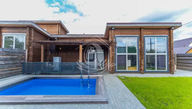 Базу отдыха с бассейнами с подогревом выставили на продажу в Барнауле. Фото - Толк, 16.04.2026