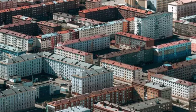 Фотограф снял город без деревьев с высоты. Жесткие урбанистические кадры - Толк, 16.04.2026