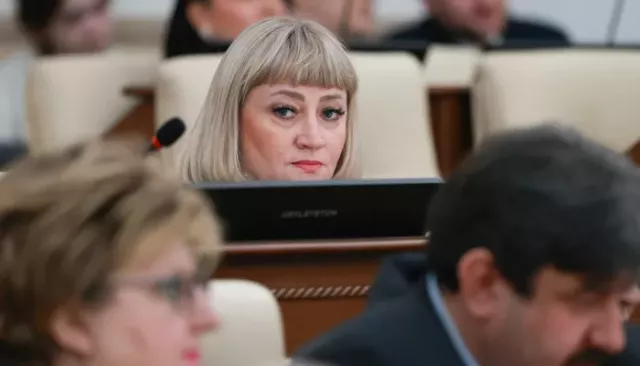 Уголовное дело депутата АКЗС Клюшниковой и ее помощницы передали в суд - Толк, 16.04.2026