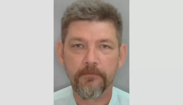 Полиция ищет стрелка, который при задержании убил полицейского и ранил троих. Фото - Толк, 17.04.2026