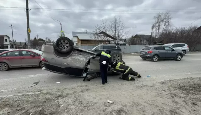 "Задумался": момент ДТП с переворотом в Барнауле попал на видео - Толк, 17.04.2026