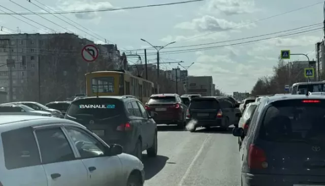 "Полный коллапс": светофоры отключились на оживленном перекрестке в Барнауле - Толк, 17.04.2026