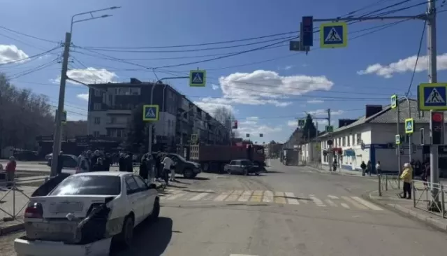 В Горно-Алтайске пенсионер на Toyota Carina устроил массовое ДТП. Видео - Толк, 20.04.2026