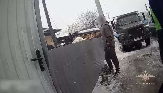 В Горном Алтае "бесправный" лихач облил полицейских горючим и угрожал им поджогом - Толк, 20.04.2026