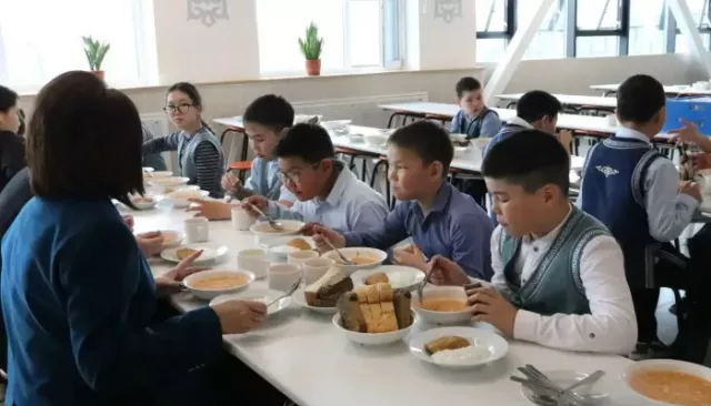 Ученики школы №7 Горно-Алтайска позавтракали с мэром - Толк, 24.04.2026