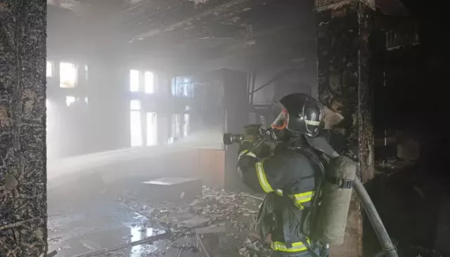 Заброшенное здание загорелось в центре Барнаула. Фото - Толк, 24.04.2026