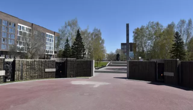 Мемориал Славы в Барнауле готовят ко Дню Победы. Фото - Толк, 29.04.2026