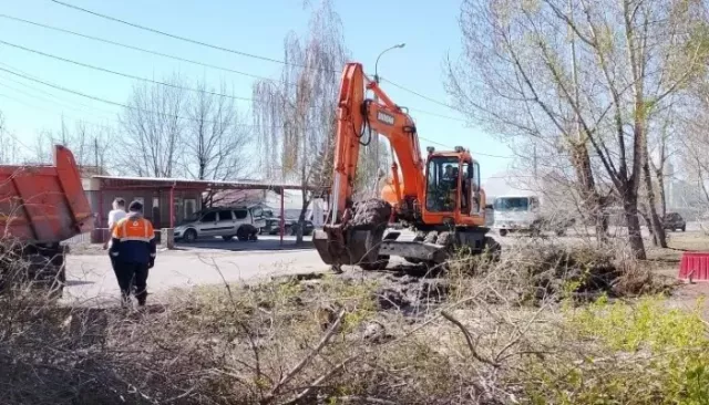 Коммунальщики показали работы на местах порывов водопровода в Барнауле - Толк, 30.04.2026
