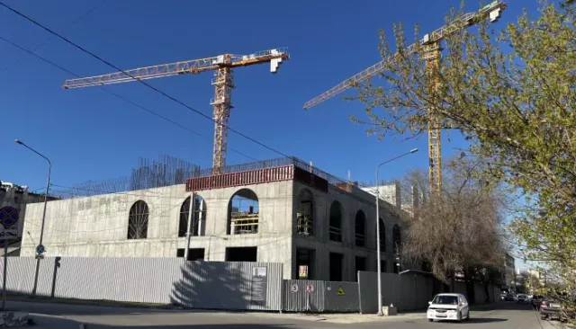 Арки, арматура и начало башен: как в центре Барнаула строят новый ЦУМ. Фото - Толк, 30.04.2026