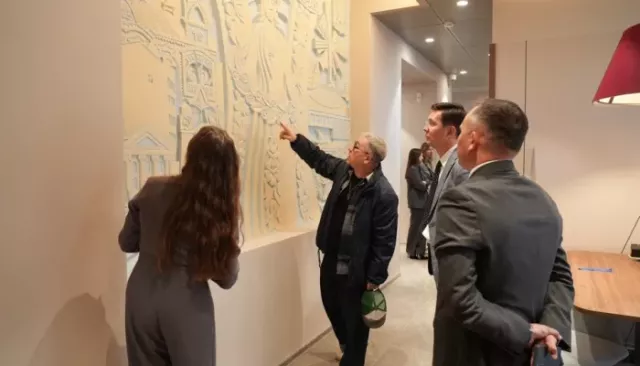 Уникальное панно, найденное в "Доме под шпилем", презентовали барнаульцам - Толк, 30.04.2026