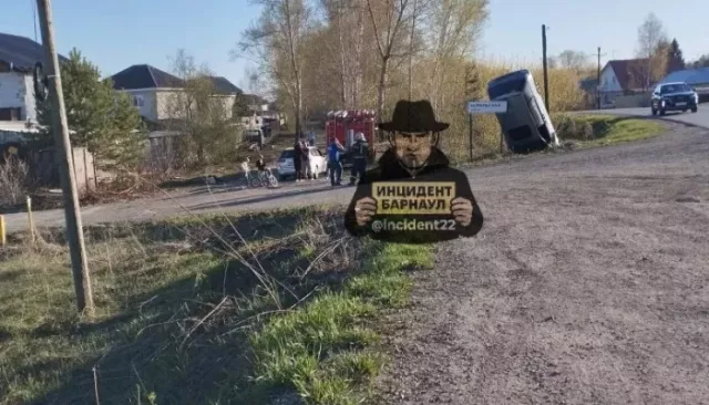 Nissan воткнулся носом в землю в барнаульском поселке - Толк, 30.04.2026