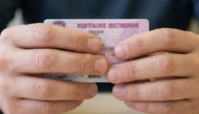 Жительница Горного Алтая пыталась купить водительские права за 121 тысячу рублей - Толк, 12.05.2026