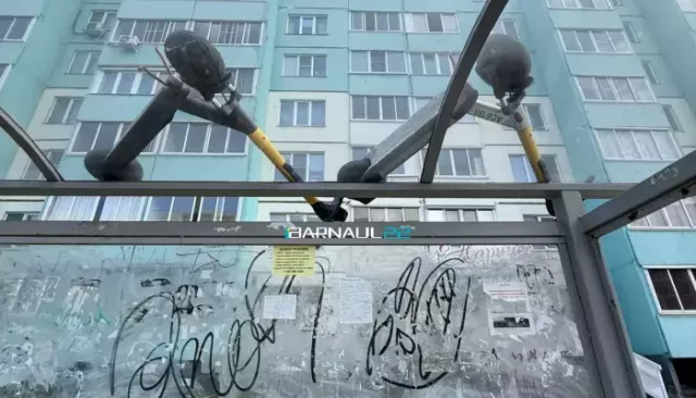 В Барнауле неизвестные "припарковали" самокаты на крышу остановки - Толк, 16.05.2026