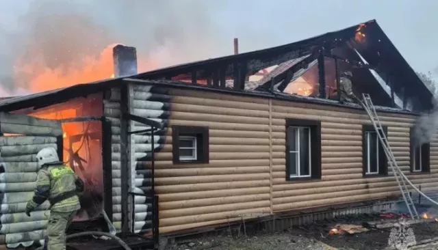 Крупный пожар охватил трехквартирный дом в Бийске - Толк, 24.05.2026
