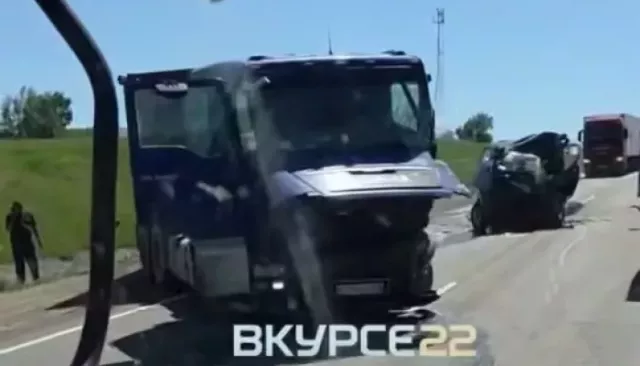 Пенсионер погиб в жестком ДТП с грузовиками на трассе в Алтайском крае - Толк, 05.06.2026
