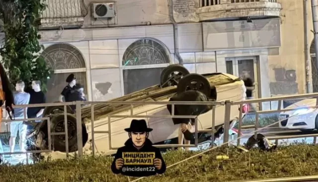 Автомобиль оказался на крыше после тройного ночного ДТП в Барнауле - Толк, 18.06.2026