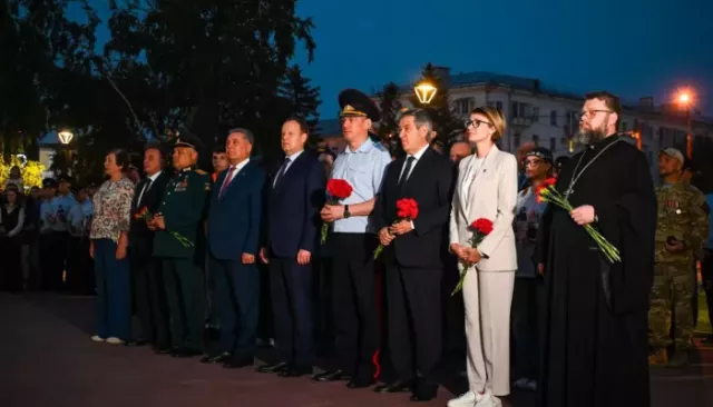 Акция "Свеча памяти" прошла в Барнауле в День памяти и скорби - Толк, 23.06.2026
