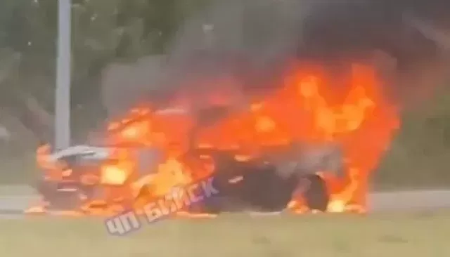 Легковой автомобиль сгорел дотла на трассе перед Бийском - Толк, 25.06.2026