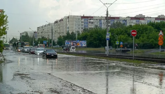 Дорогу в Индустриальном районе Барнаула серьезно затопило после дождя. Фото и видео - Толк, 25.06.2026