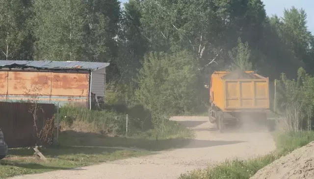 Жители поселка Фирсово жалуются на пыль от легковых машин и большегрузов - Толк, 25.06.2026