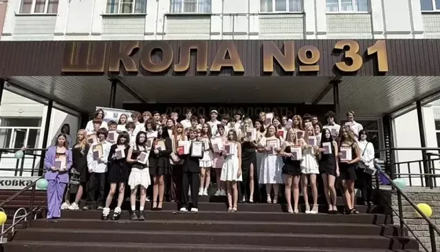 В Барнауле проходят выпускные в школах: фото с вручений аттестатов - Толк, 26.06.2026