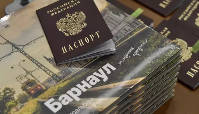 Вячеслав Франк вручил первые паспорта 14-летним барнаульцам. Фото - Толк, 08.07.2026