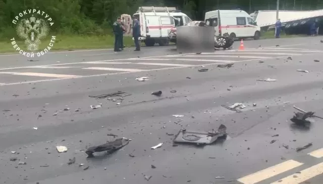 Четыре человека погибли в жестком ДТП с КамАЗом на трассе. Жуткие кадры последствий - Толк, 09.07.2026