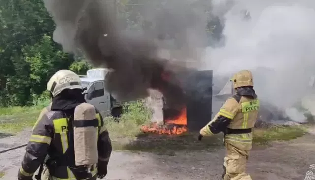 В Барнауле загорелись гаражи на улице Анатолия. Видео - Толк, 11.07.2026