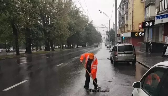 Залило дороги и унесло люки: в Барнауле устраняют последствия проливных дождей - Толк, 24.07.2026