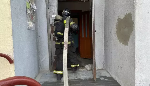 Более 30 человек эвакуировали из-за пожара в барнаульской пятиэтажке - Толк, 25.07.2026