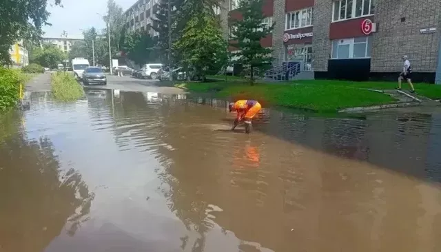Ливень накрыл город: в Барнауле борются с подтоплениями на фоне осадков - Толк, 25.07.2026