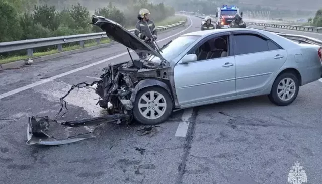 Легковой автомобиль врезался в отбойник в Майминском районе. Фото - Толк, 26.07.2026