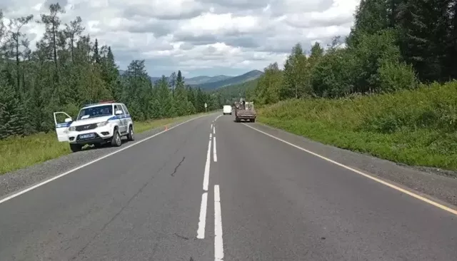 Пьяный водитель иномарки пытался спуститься с Семинского перевала и слетел в кювет - Толк, 27.07.2026