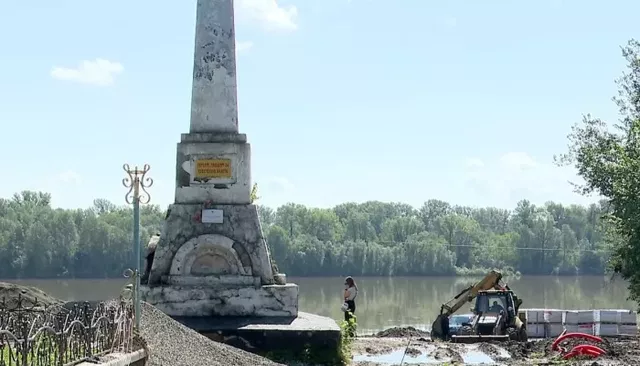Неизвестный водитель проехался по дорожкам и газону в бийском сквере. Видео - Толк, 29.07.2026