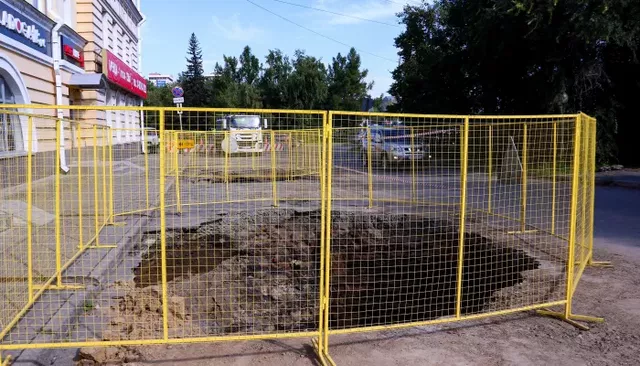 Как идет реконструкция водовода в центре Барнаула после подземной находки. Фото - Толк, 13.08.2026