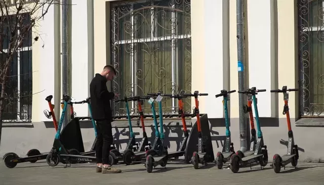 Самокатчик врезался в припаркованную машину в Барнауле и скрылся. Видео - Толк, 14.08.2026
