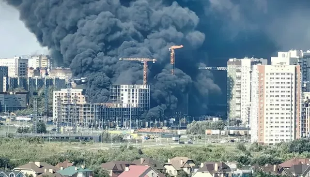 11 человек серьезно пострадали в огромном пожаре в Омске - Толк, 15.08.2026