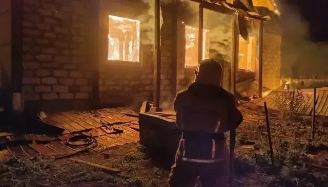 Многодетная семья в Алтайском крае осталась без крыши над головой из-за пожара - Толк, 16.08.2026