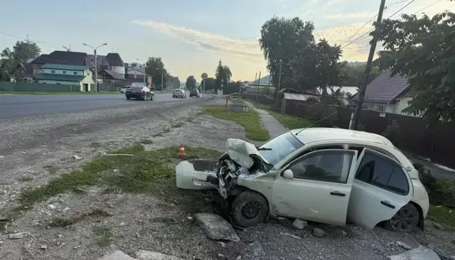 Пьяный водитель Nissan влетела в бетонное ограждение в Горном Алтае: двое пострадали - Толк, 17.08.2026