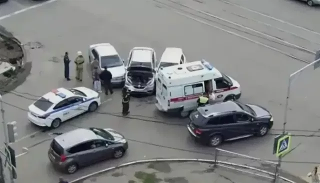 Две женщины пострадали в тройном ДТП в центре Бийска - Толк, 25.08.2026