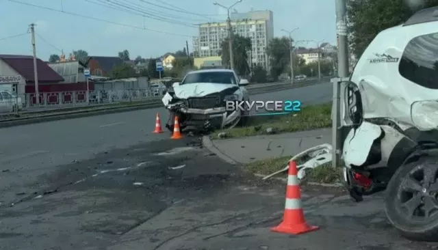Renault Duster и Audi Q5 разбились на перекрестке в Барнауле, есть пострадавшие - Толк, 25.08.2026