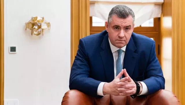 Мотоциклист врезался в автомобиль лидера ЛДПР Слуцкого в центре Москвы - Толк, 26.08.2026